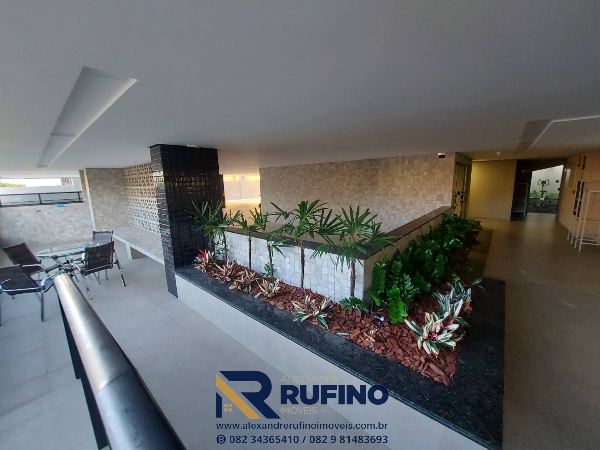 Imagens do imóveis Edifício Embaixador II, O 2/4 em Elevado Padrão e Varanda no Tamanho Ideal Próximo a Praia e Entre Ponta Verde e a Jatiuca