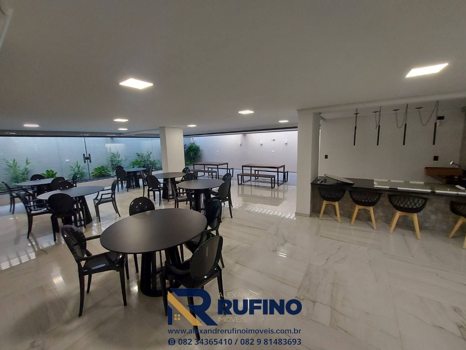 Imagens do imóveis Edifício Embaixador II, O 2/4 em Elevado Padrão e Varanda no Tamanho Ideal Próximo a Praia e Entre Ponta Verde e a Jatiuca