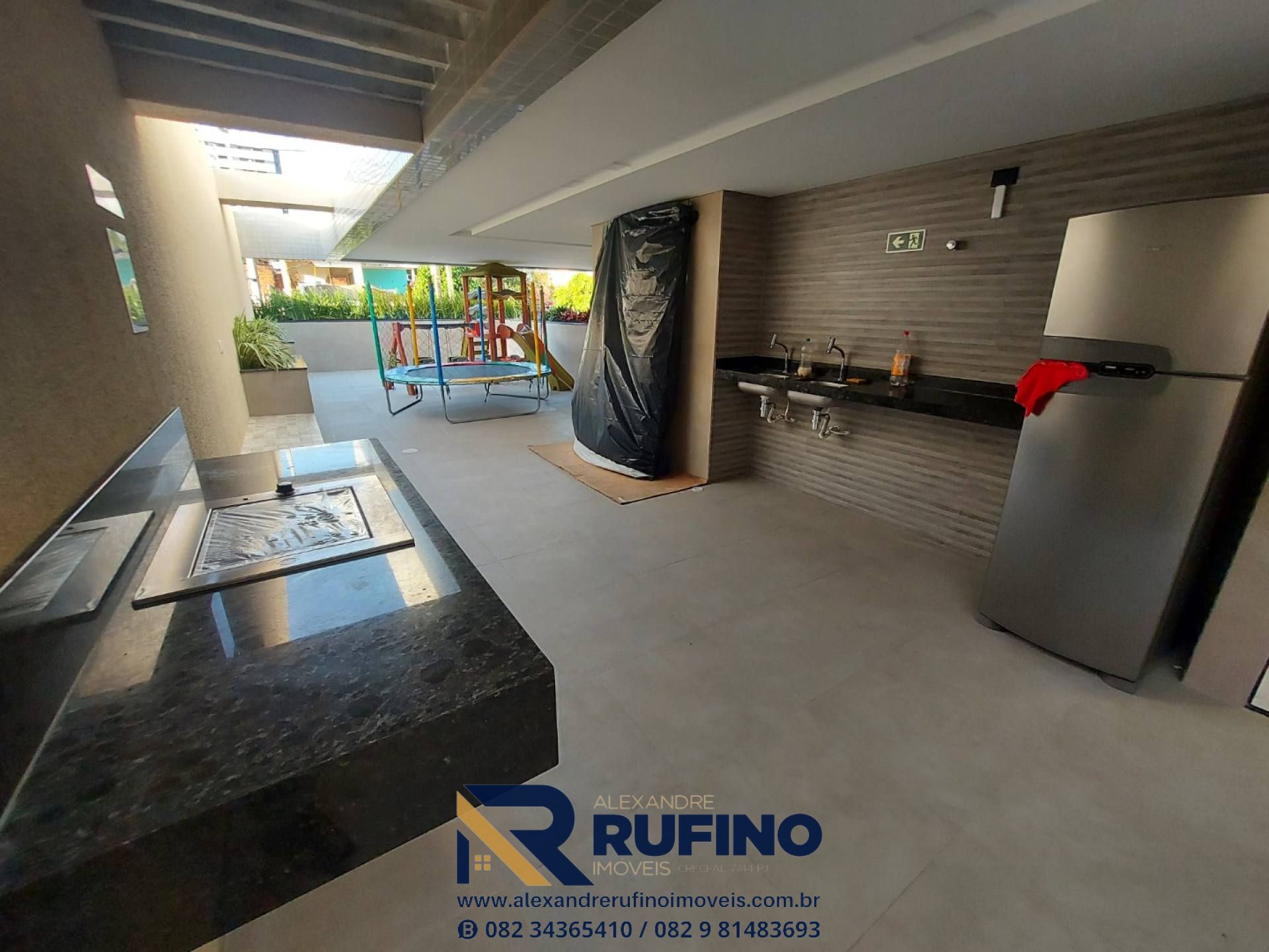 Imagens do imóveis Edifício Embaixador II, O 2/4 em Elevado Padrão e Varanda no Tamanho Ideal Próximo a Praia e Entre Ponta Verde e a Jatiuca
