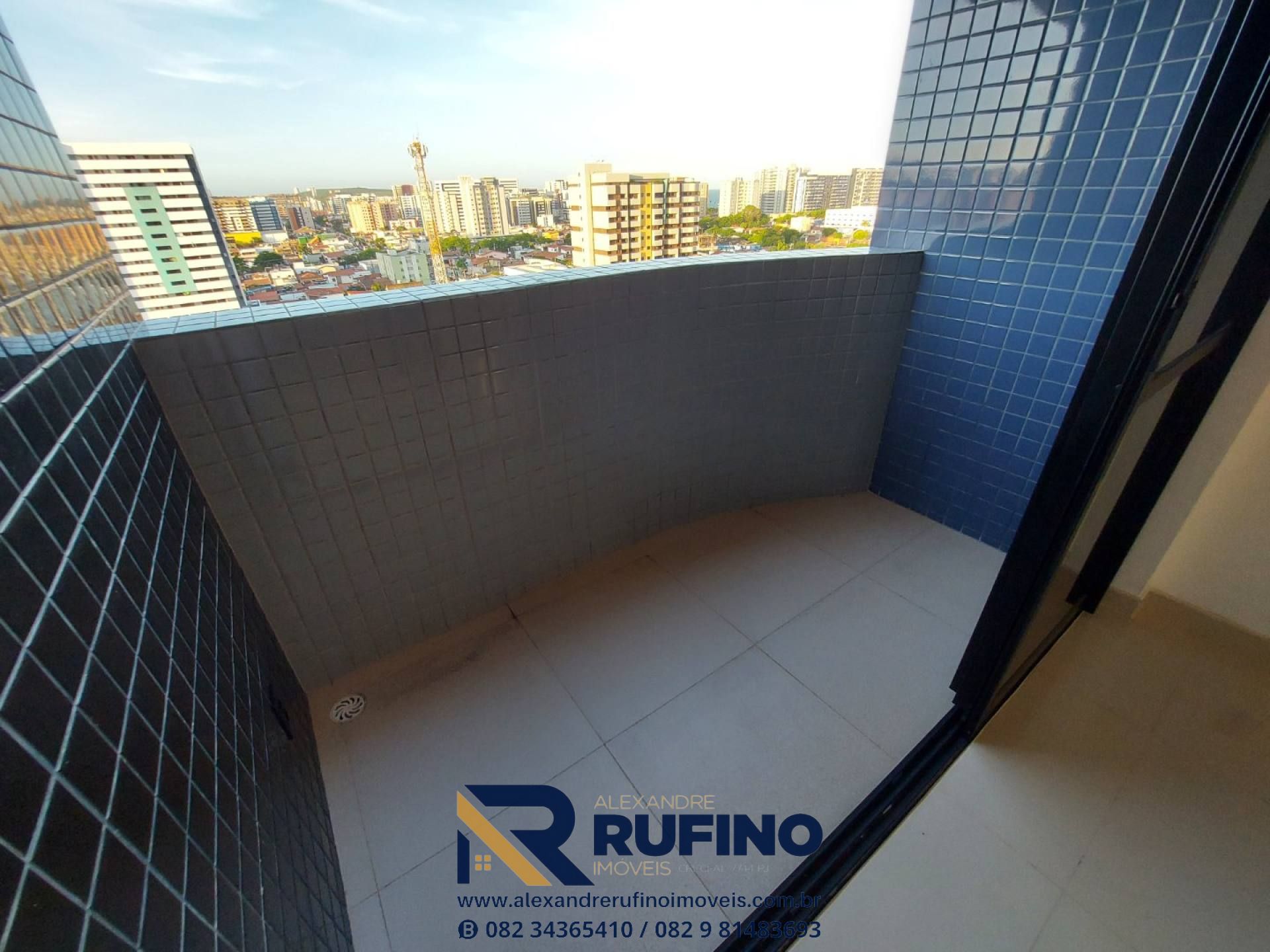 Imagens do imóveis Edifício Embaixador II, O 2/4 em Elevado Padrão e Varanda no Tamanho Ideal Próximo a Praia e Entre Ponta Verde e a Jatiuca