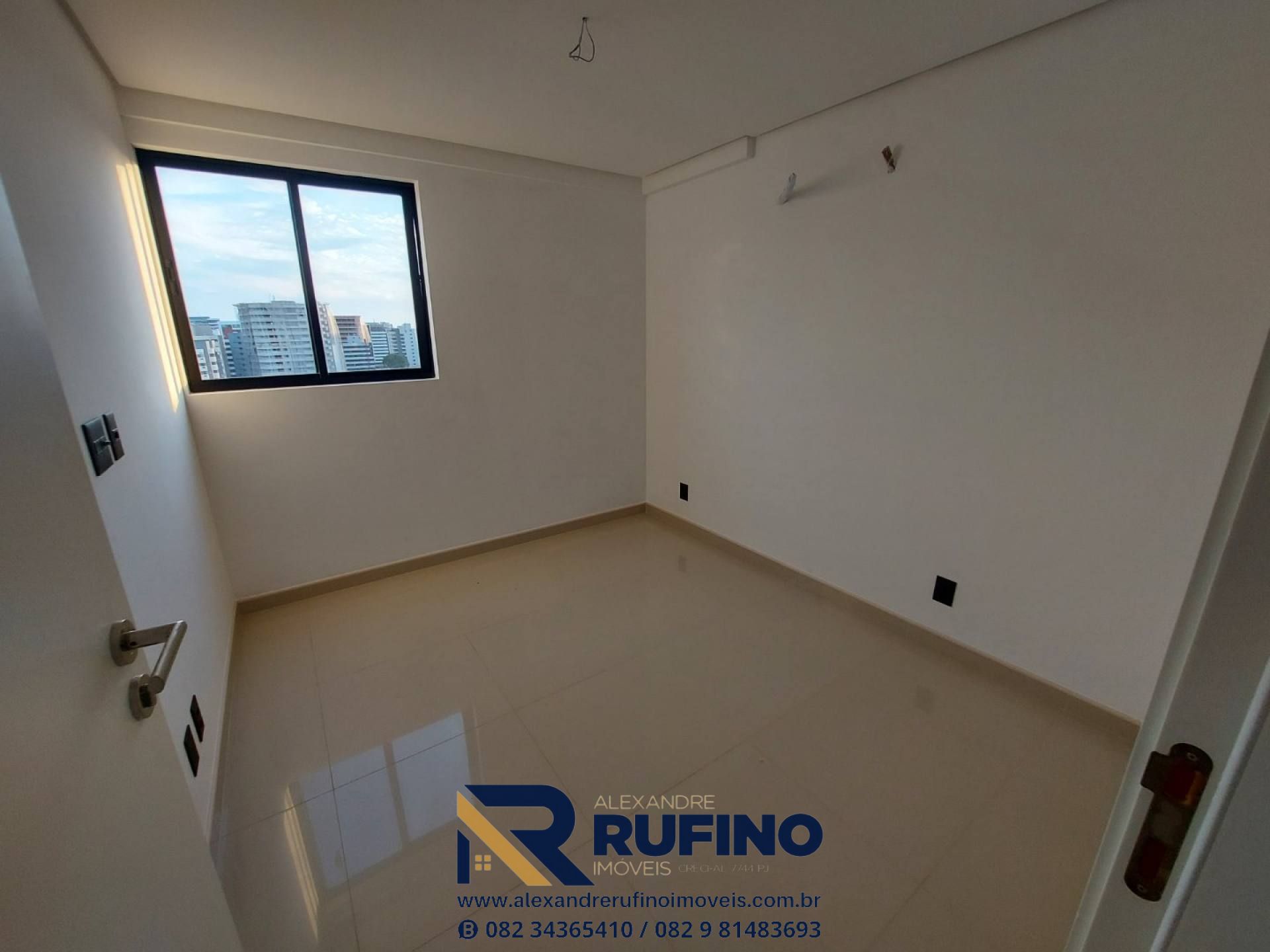Imagens do imóveis Edifício Embaixador II, O 2/4 em Elevado Padrão e Varanda no Tamanho Ideal Próximo a Praia e Entre Ponta Verde e a Jatiuca