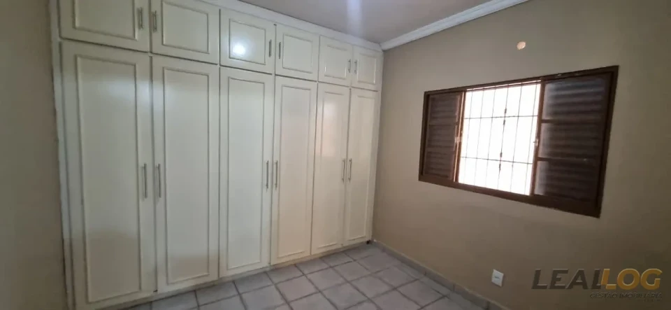 Imagens do imóveis Vendo casa de esquina com piscina no Bairro Morada do Ouro em Cuiabá.