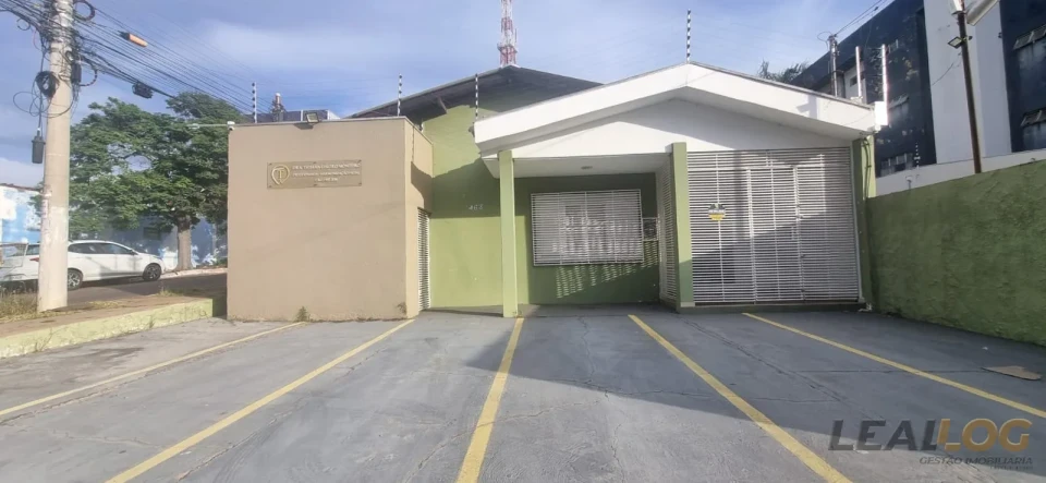 Alugo Casa Comercial com 05 salas no bairro Araés em Cuiabá