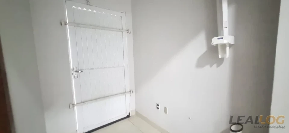 Alugo Casa Comercial com 05 salas no bairro Araés em Cuiabá