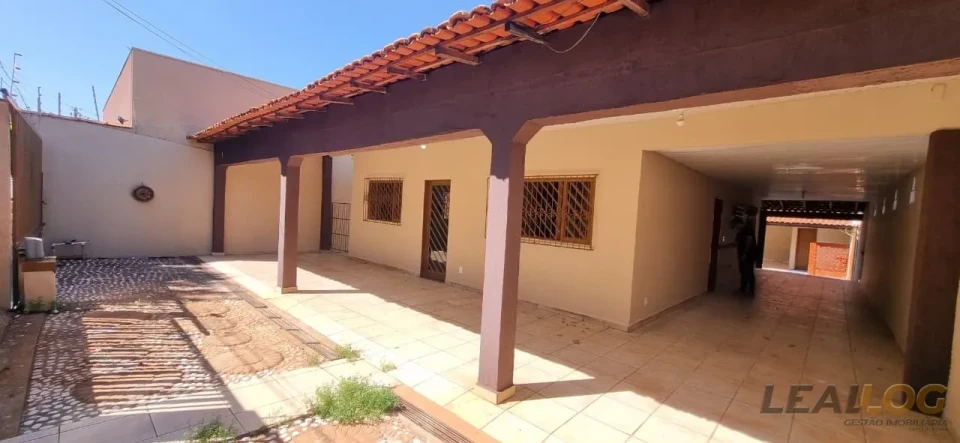 Imagens do imóveis Vendo casa de esquina com piscina no Bairro Morada do Ouro em Cuiabá.