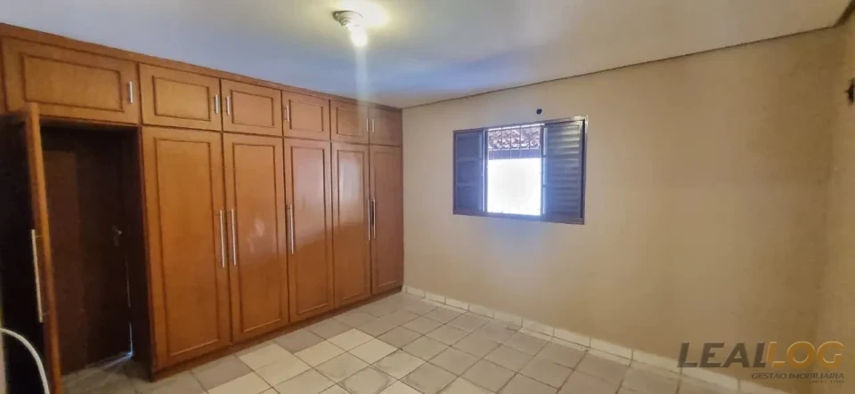 Imagens do imóveis Vendo casa de esquina com piscina no Bairro Morada do Ouro em Cuiabá.