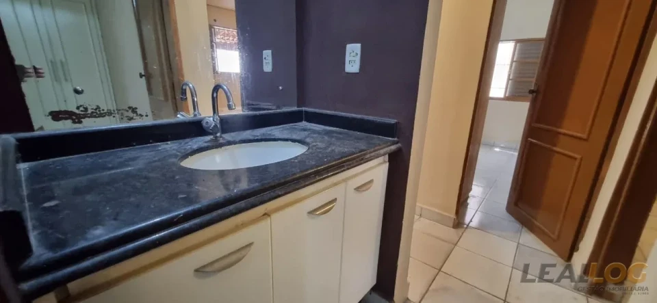 Imagens do imóveis Vendo casa de esquina com piscina no Bairro Morada do Ouro em Cuiabá.