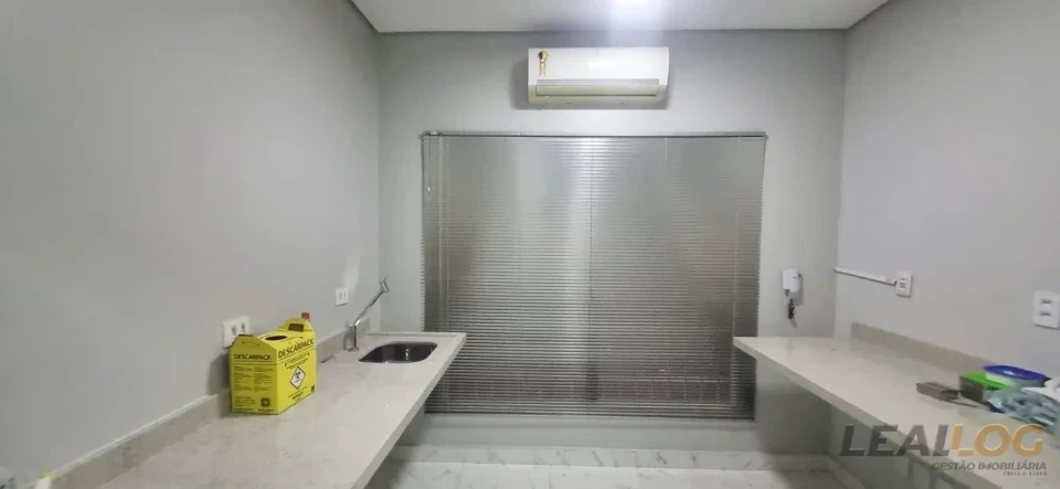 Alugo Casa Comercial com 05 salas no bairro Araés em Cuiabá