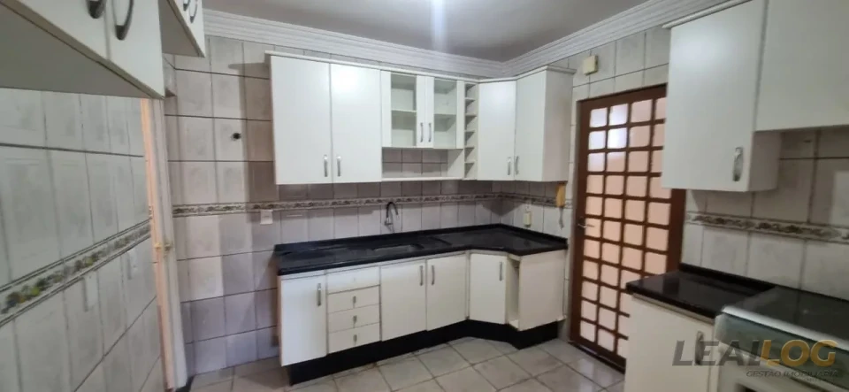 Imagens do imóveis Vendo casa de esquina com piscina no Bairro Morada do Ouro em Cuiabá.