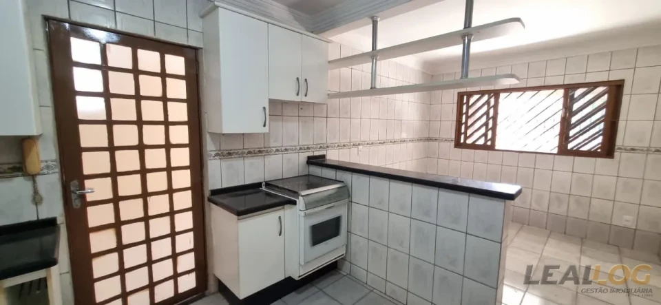 Imagens do imóveis Vendo casa de esquina com piscina no Bairro Morada do Ouro em Cuiabá.