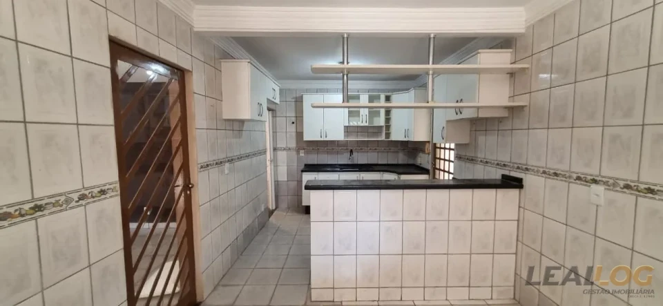 Imagens do imóveis Vendo casa de esquina com piscina no Bairro Morada do Ouro em Cuiabá.