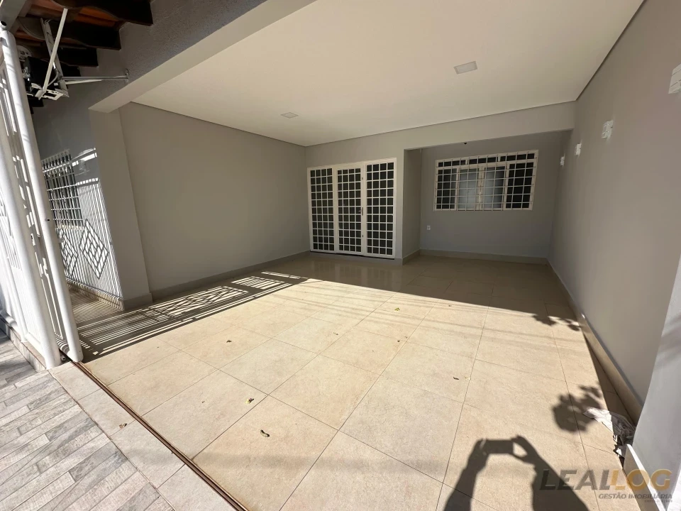 Belíssima casa á venda no CPA 4