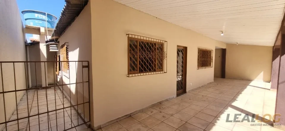 Imagens do imóveis Vendo casa de esquina com piscina no Bairro Morada do Ouro em Cuiabá.