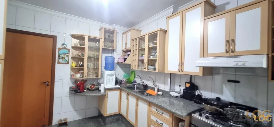 Vendo apartamento no Edifcio Ipiranga Plaza próximo a Praça Popular no bairro Goiabeiras em Cuiabá