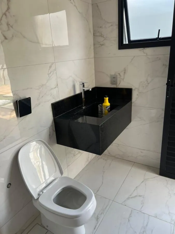 Casa em Condomínio para Venda em Várzea Grande / MT no bairro Petrópolis