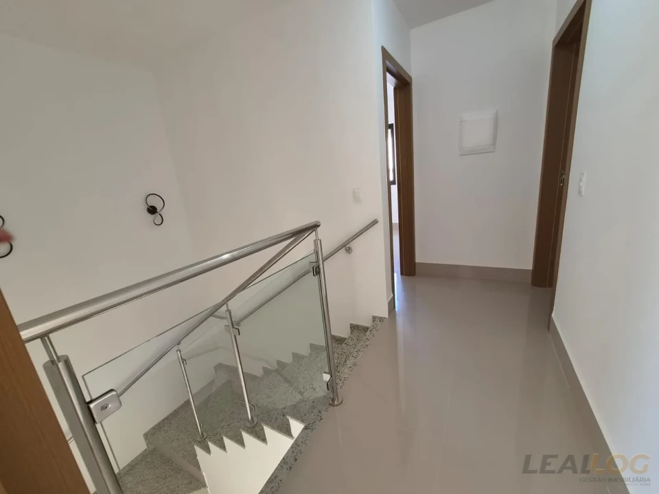 ALUGO - Casa  sobrado Condomínio fechado  PLENO em Cuiabá - MT
