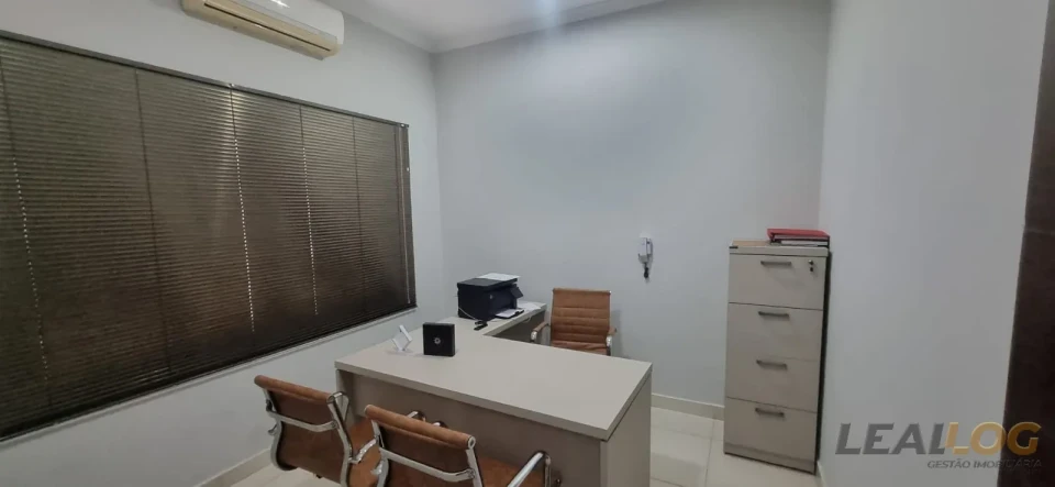Alugo Casa Comercial com 05 salas no bairro Araés em Cuiabá