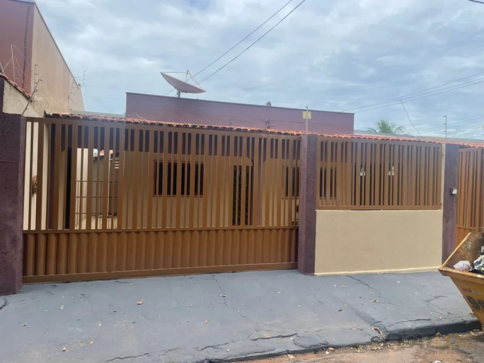 Imagens do imóveis Vendo casa de esquina com piscina no Bairro Morada do Ouro em Cuiabá.