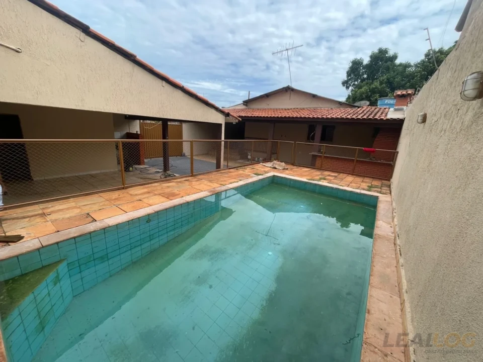 Imagens do imóveis Vendo casa de esquina com piscina no Bairro Morada do Ouro em Cuiabá.