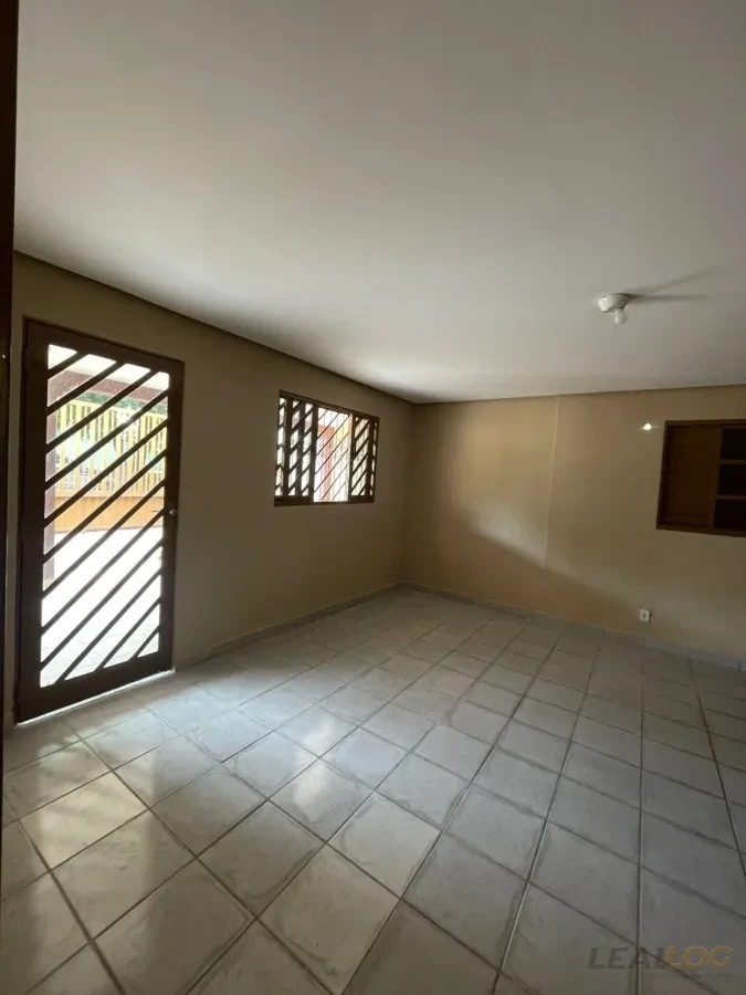 Imagens do imóveis Vendo casa de esquina com piscina no Bairro Morada do Ouro em Cuiabá.