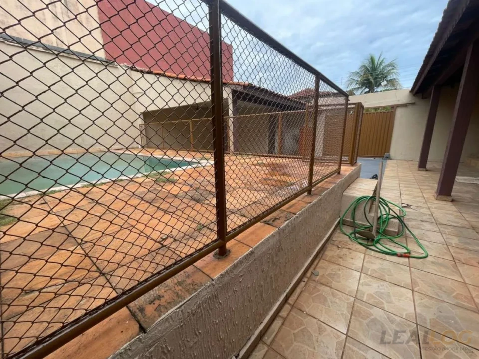 Imagens do imóveis Vendo casa de esquina com piscina no Bairro Morada do Ouro em Cuiabá.