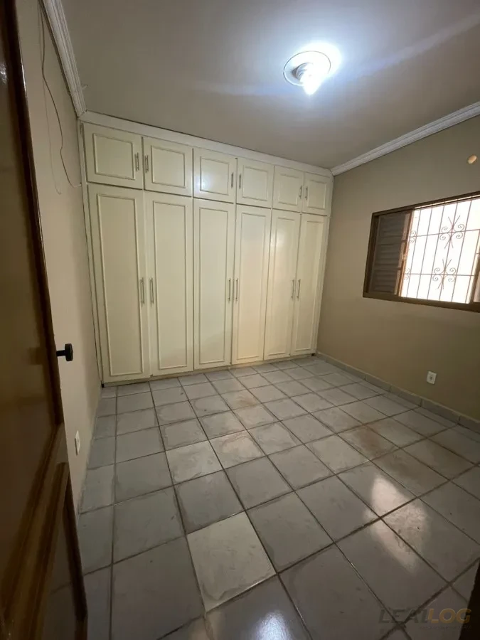 Imagens do imóveis Vendo casa de esquina com piscina no Bairro Morada do Ouro em Cuiabá.