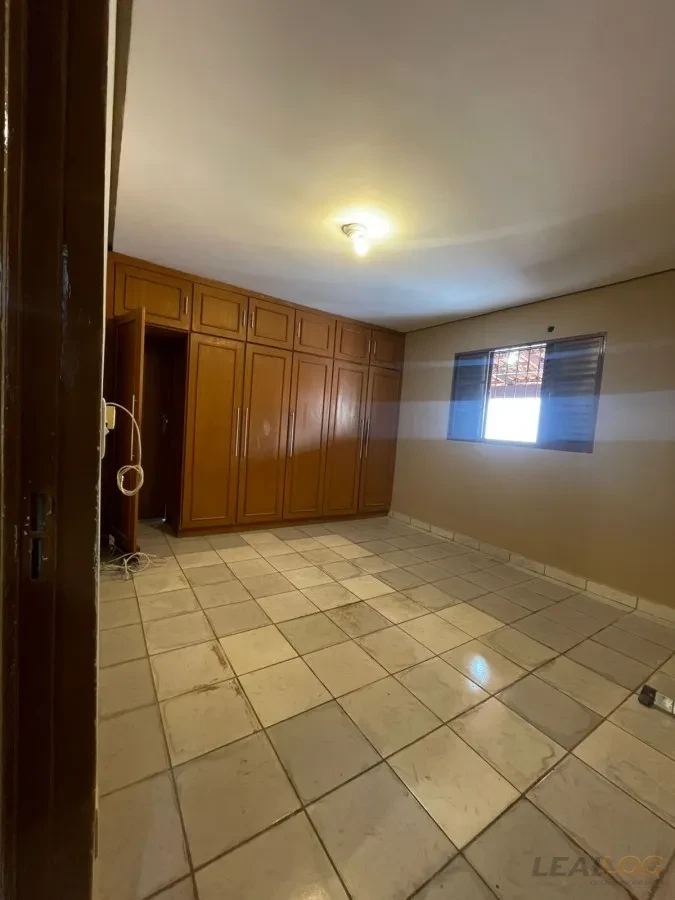 Imagens do imóveis Vendo casa de esquina com piscina no Bairro Morada do Ouro em Cuiabá.