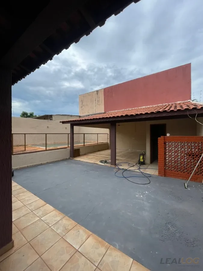 Imagens do imóveis Vendo casa de esquina com piscina no Bairro Morada do Ouro em Cuiabá.
