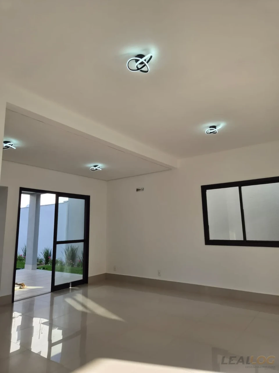 ALUGO - Casa  sobrado Condomínio fechado  PLENO em Cuiabá - MT