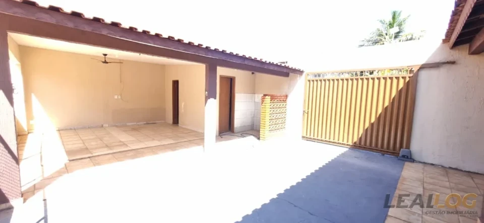 Imagens do imóveis Vendo casa de esquina com piscina no Bairro Morada do Ouro em Cuiabá.
