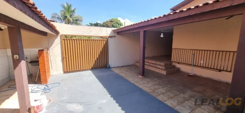 Imagens do imóveis Vendo casa de esquina com piscina no Bairro Morada do Ouro em Cuiabá.
