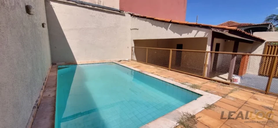 Imagens do imóveis Vendo casa de esquina com piscina no Bairro Morada do Ouro em Cuiabá.