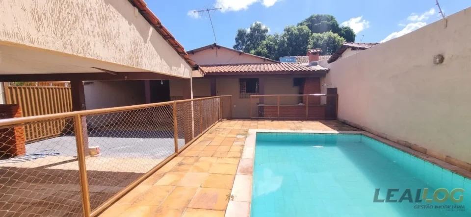 Imagens do imóveis Vendo casa de esquina com piscina no Bairro Morada do Ouro em Cuiabá.
