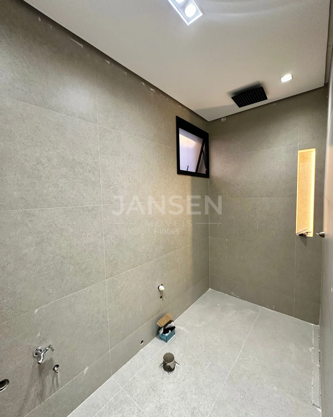 Imagens do imóveis Sobrado com cinema e piscina com borda infinita a venda no Condominio Royal Boulevard Ibiporã