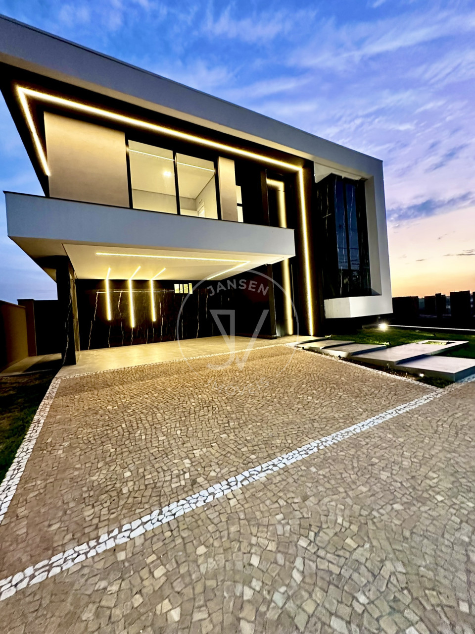 Imagens do imóveis Sobrado com cinema e piscina com borda infinita a venda no Condominio Royal Boulevard Ibiporã
