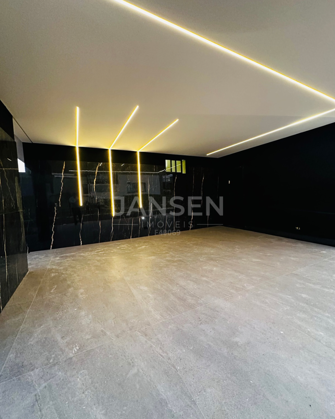 Imagens do imóveis Sobrado com cinema e piscina com borda infinita a venda no Condominio Royal Boulevard Ibiporã