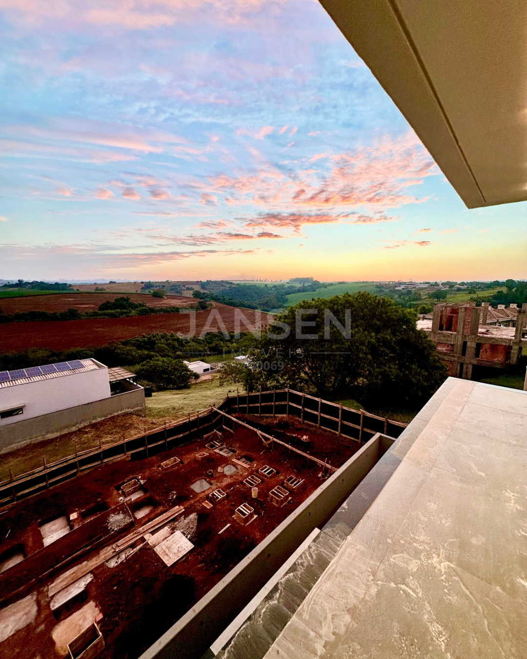 Imagens do imóveis Sobrado com cinema e piscina com borda infinita a venda no Condominio Royal Boulevard Ibiporã