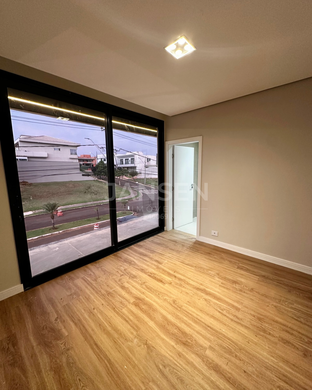 Imagens do imóveis Sobrado com cinema e piscina com borda infinita a venda no Condominio Royal Boulevard Ibiporã