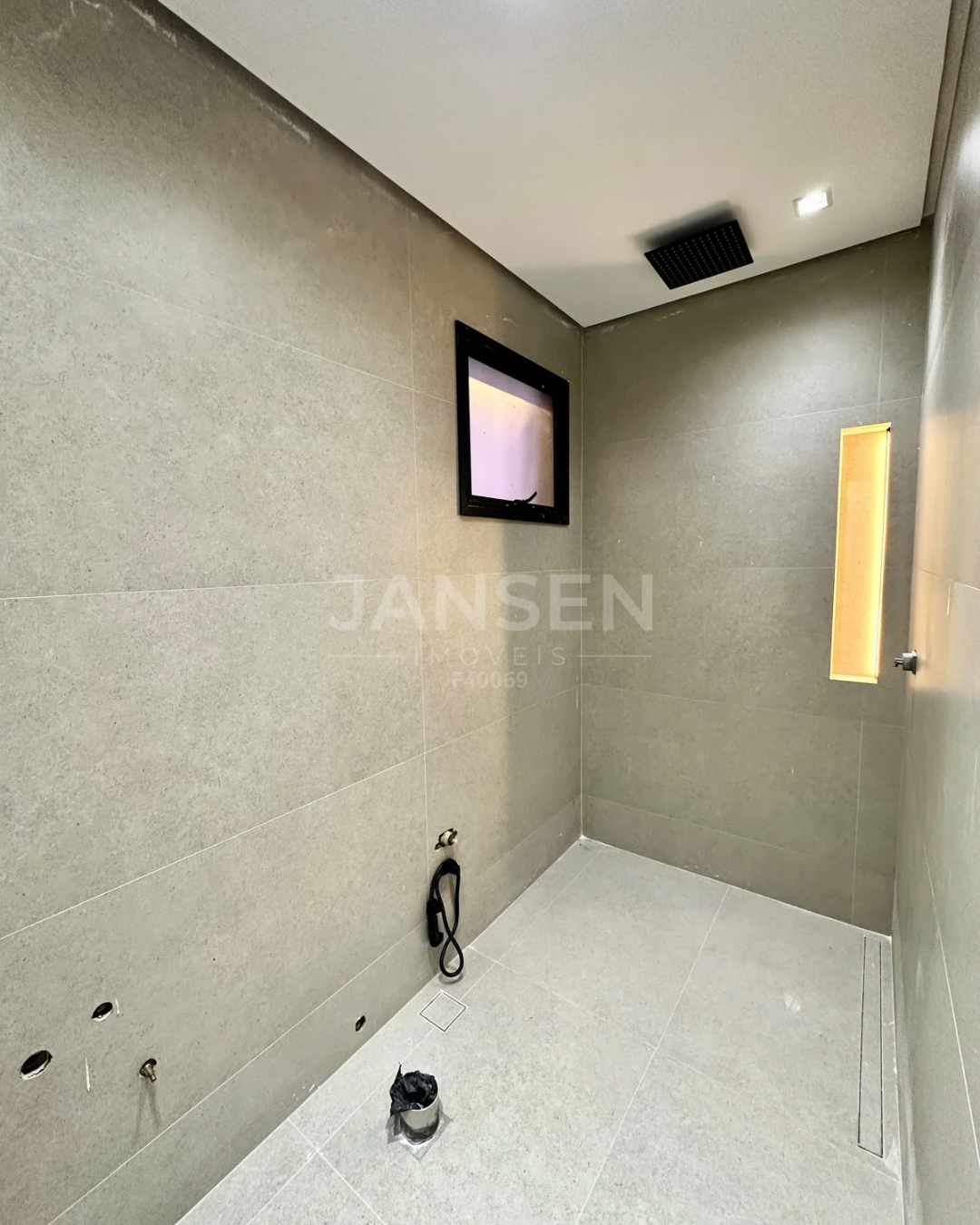 Imagens do imóveis Sobrado com cinema e piscina com borda infinita a venda no Condominio Royal Boulevard Ibiporã