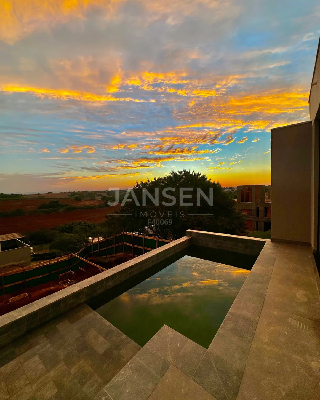 Imagens do imóveis Sobrado com cinema e piscina com borda infinita a venda no Condominio Royal Boulevard Ibiporã