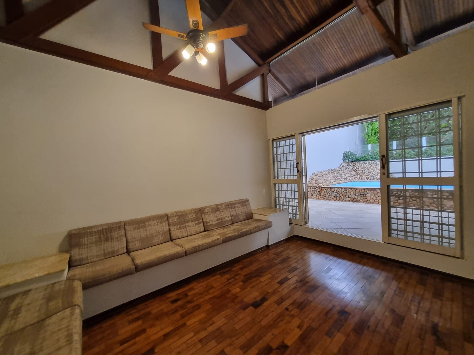 Imagens do imóveis CASA COMERCIAL PARA LOCAÇÃO - LAGO IGAPÓ II