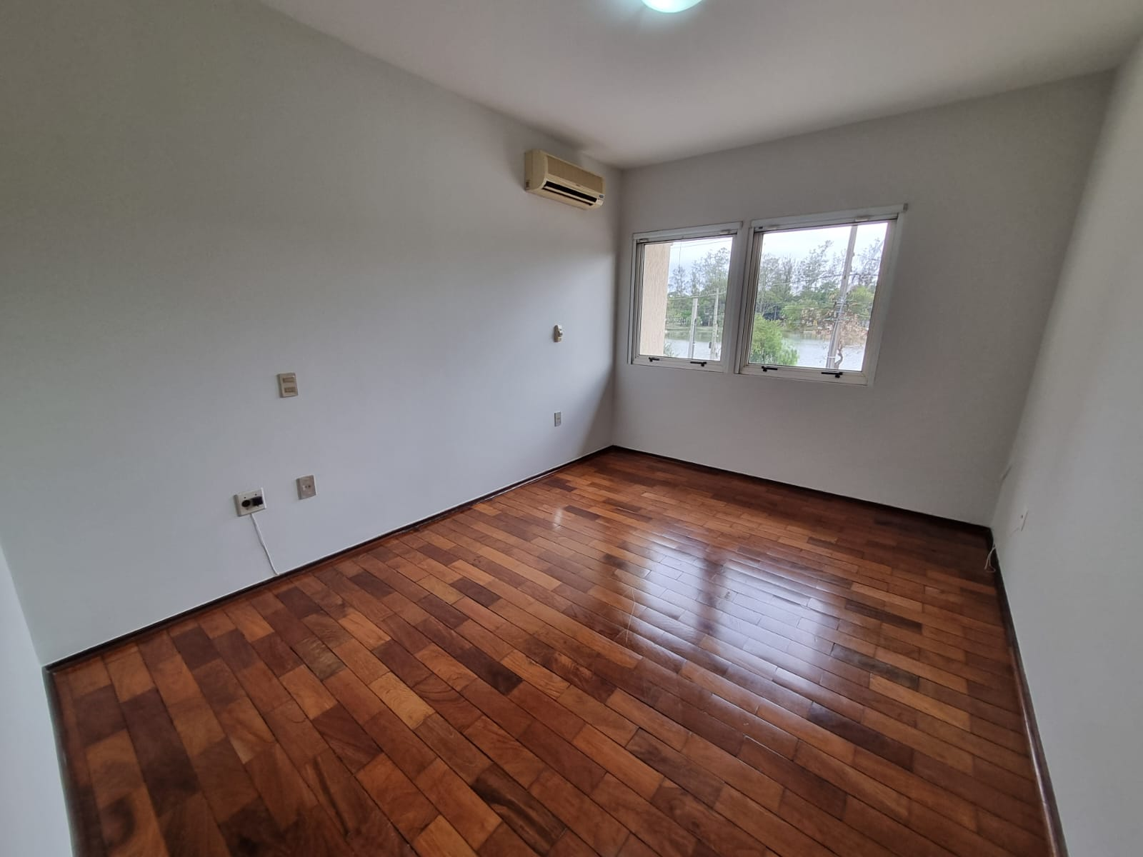 Imagens do imóveis CASA COMERCIAL PARA LOCAÇÃO - LAGO IGAPÓ II