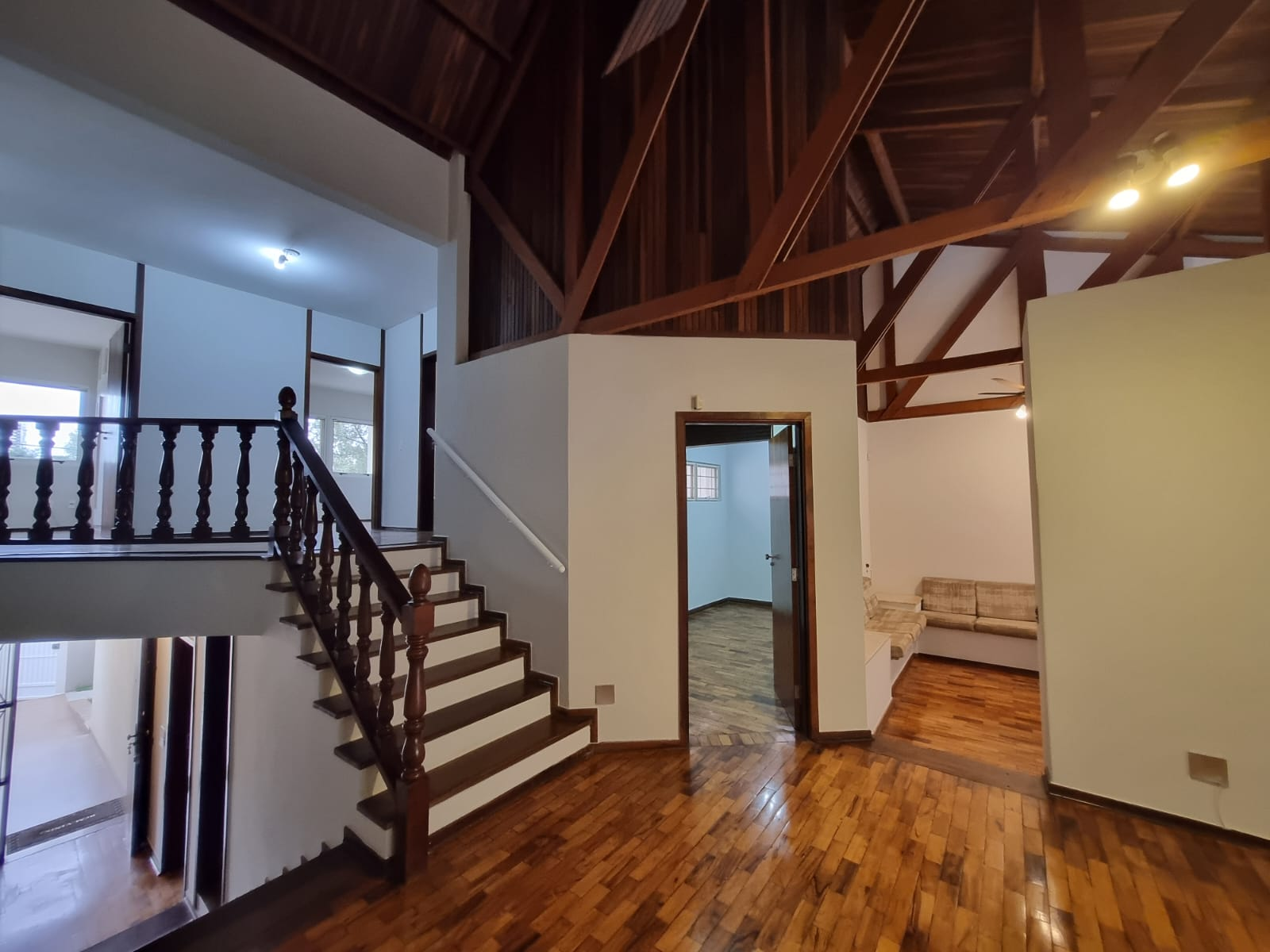 Imagens do imóveis CASA COMERCIAL PARA LOCAÇÃO - LAGO IGAPÓ II