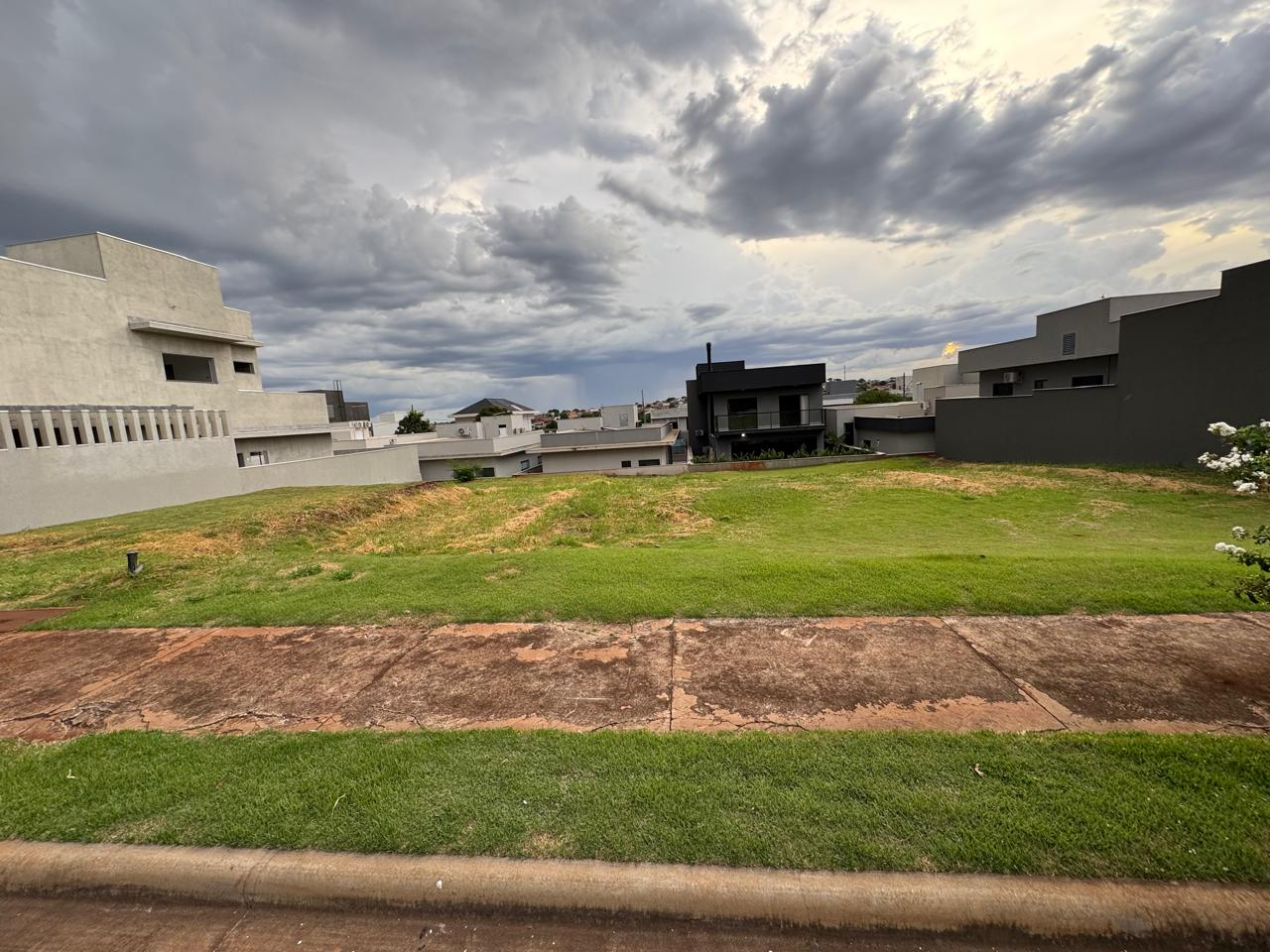 Imagens do imóveis TERRENO A VENDA - CONDOMINIO PARQUE TAUA ARAÇARI