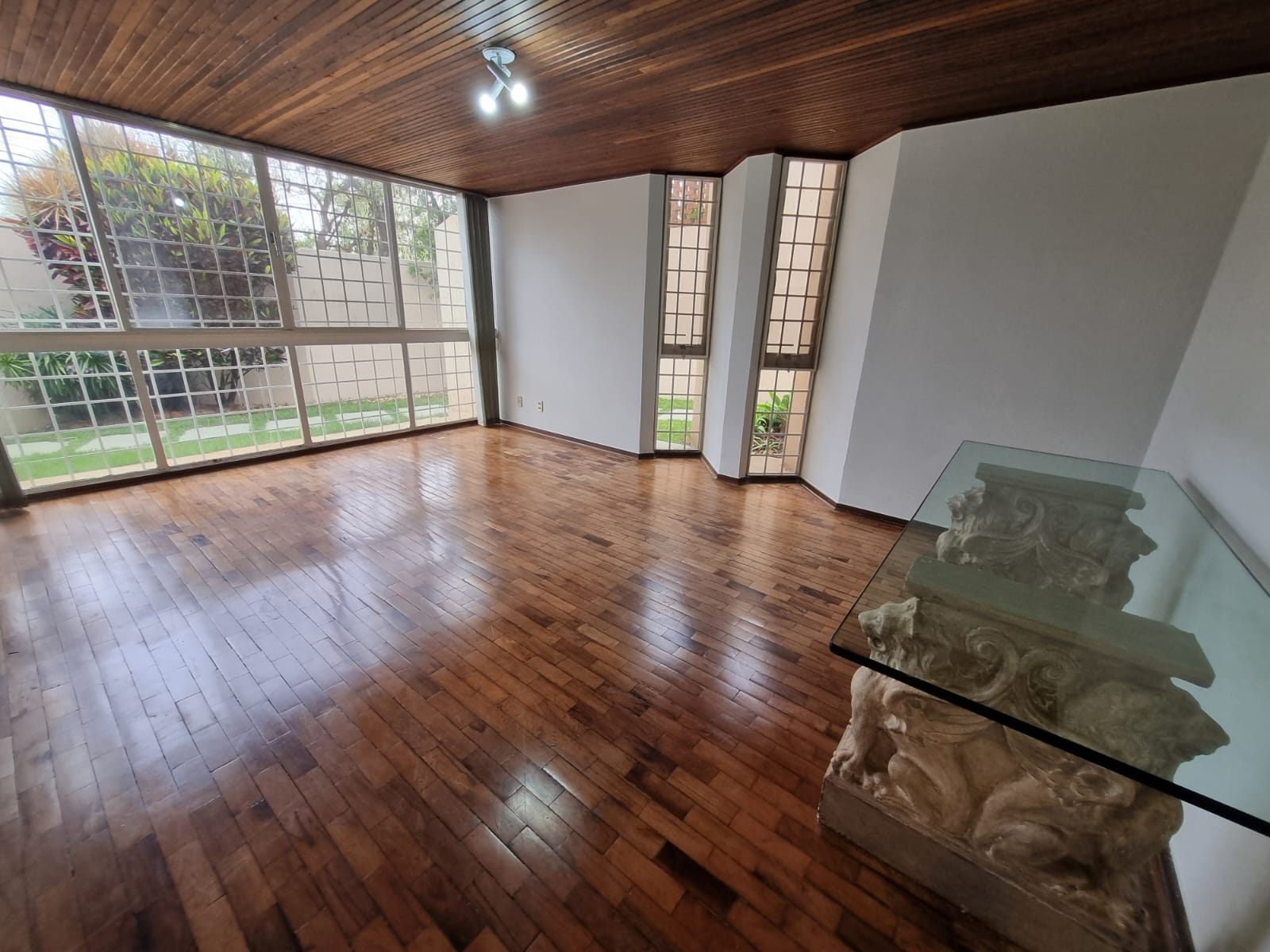 Imagens do imóveis CASA COMERCIAL PARA LOCAÇÃO - LAGO IGAPÓ II