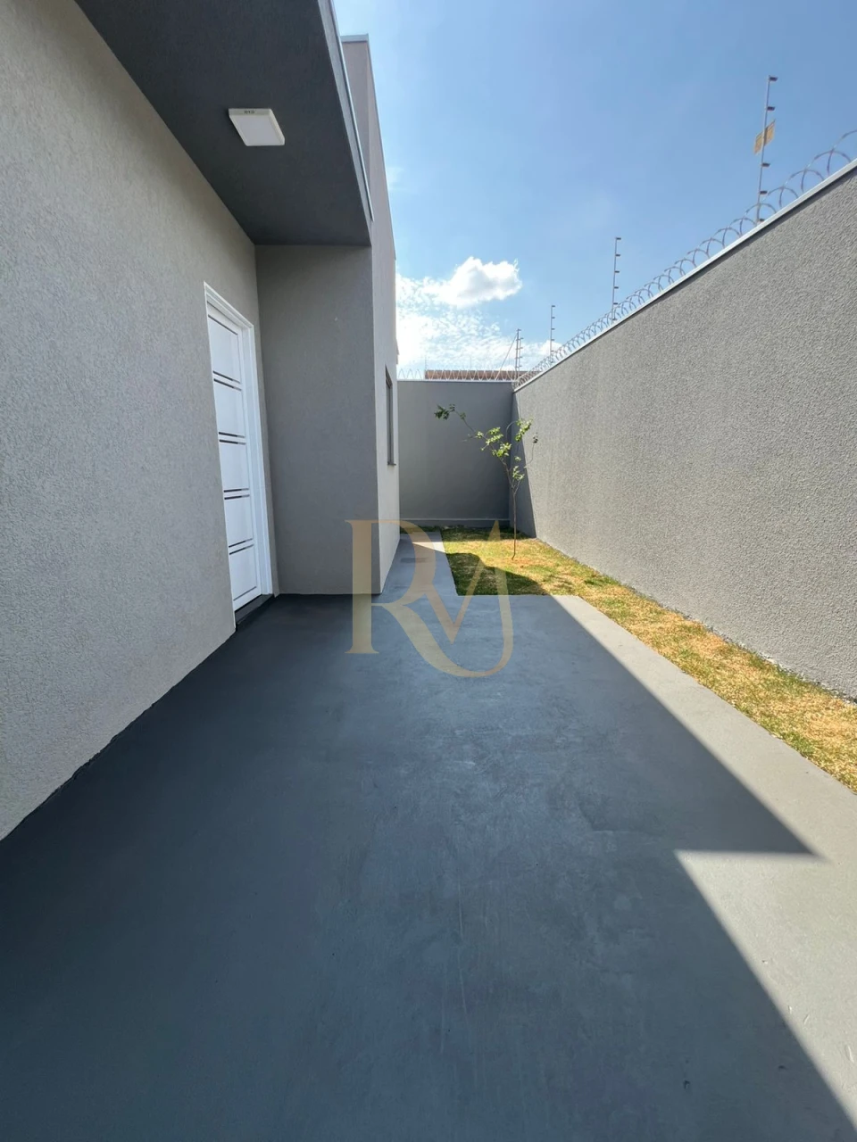 Imagens do imóveis Imóvel com Suíte, Área de Serviço Coberta e Garagem para 2 Veículos