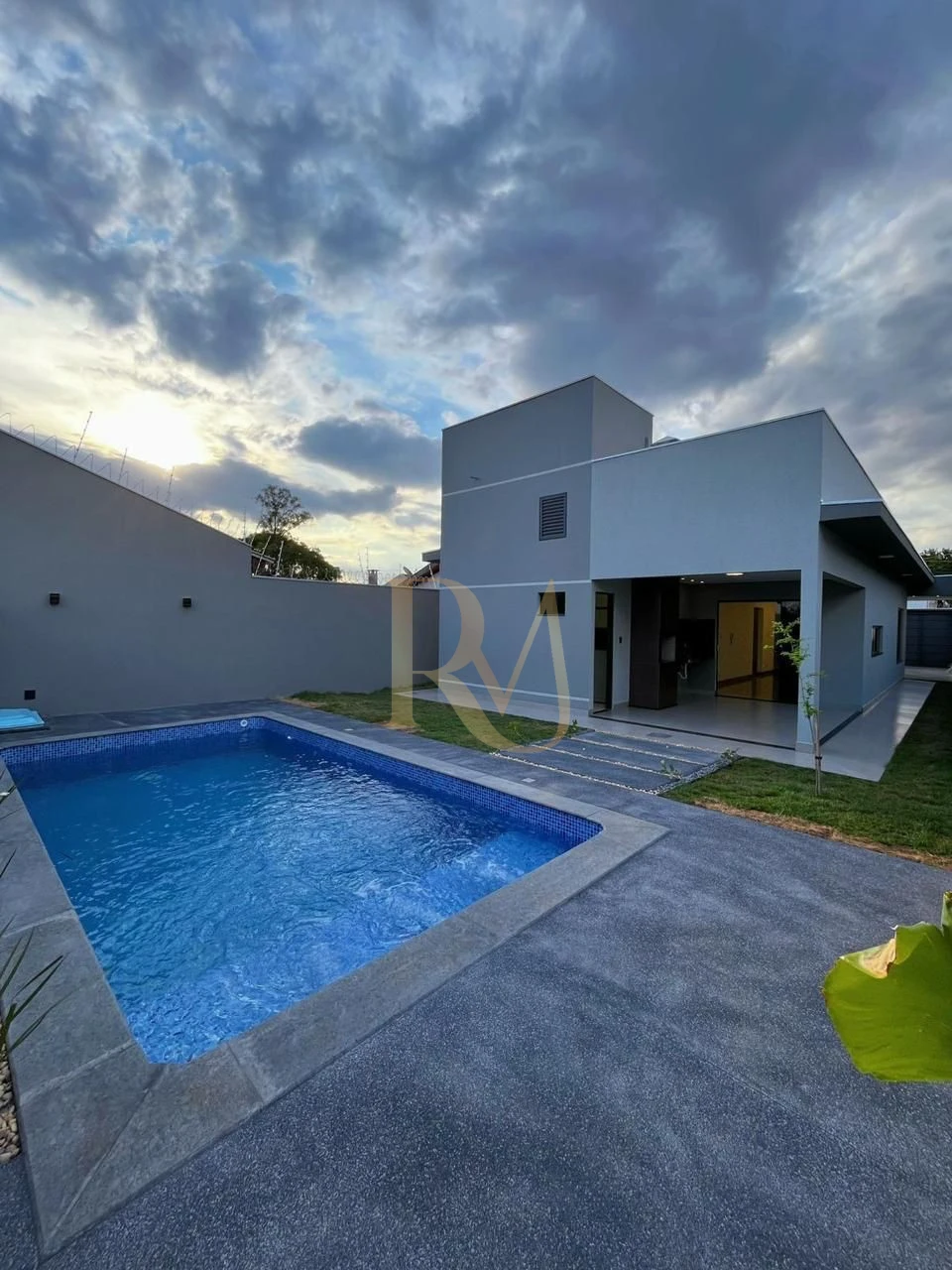 Imagens do imóveis Casa Alto Padrão com Piscina e Área Gourmet