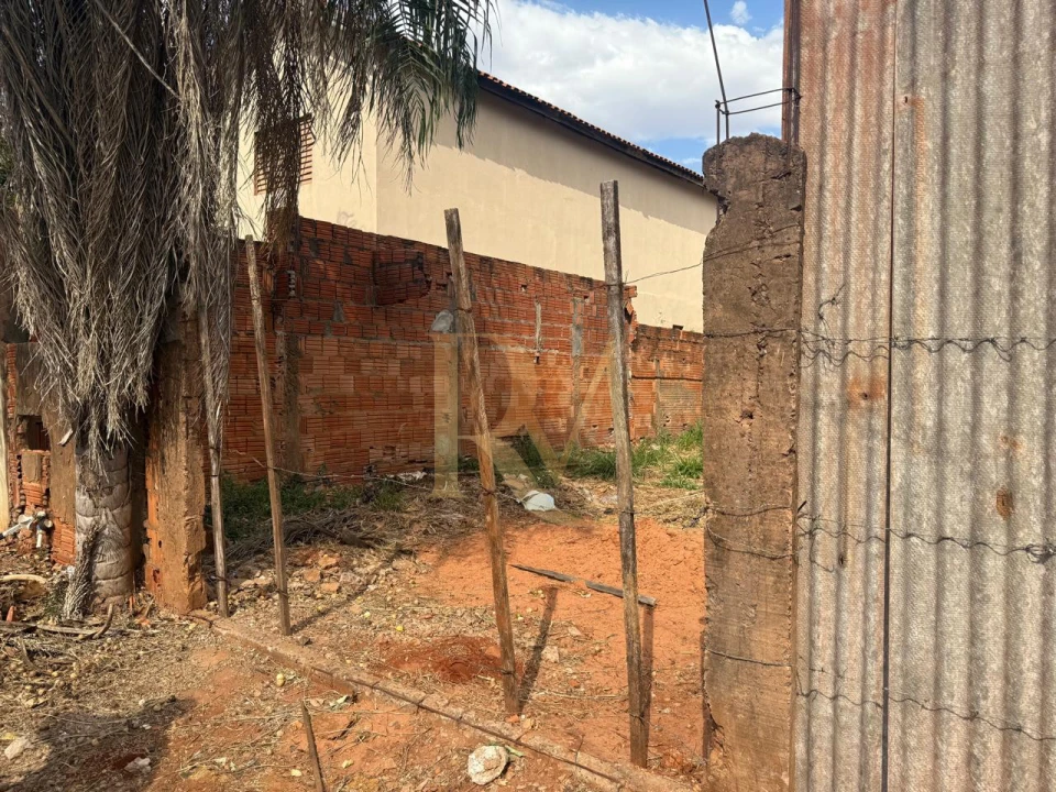 Imagens do imóveis TERRENO 200M2 - EM RUA DE FACIL ACESSO