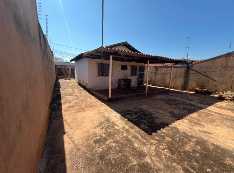 Imagens do imóveis Imóvel com 2 Quartos, Sala Ampla e Varanda