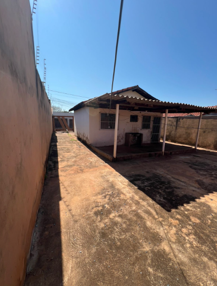 Imagens do imóveis Imóvel com 2 Quartos, Sala Ampla e Varanda
